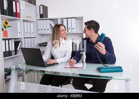 Imprenditore e imprenditrice lavorando insieme in ufficio Foto Stock