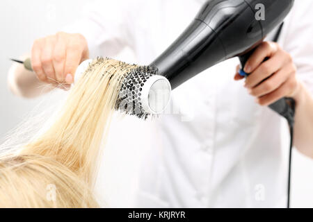 L'asciugatura Capelli su una spazzola tonda Foto Stock