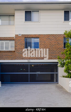 Moderno edificio residenziale di appartamenti esterno con finestre e porta di garage. Appartamento casa in Brookvale, Sydney, aAustralia. Foto Stock