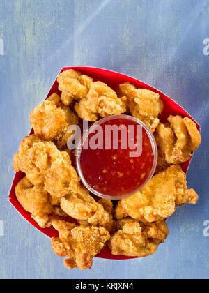 Rustico golden fritto di pollo popcorn nugget Foto Stock