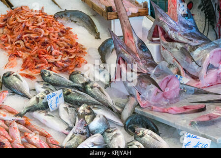 Pesce spada e di altre specie di pesci in un mercato di palermo Foto Stock