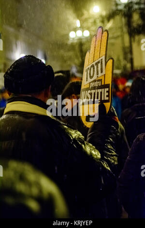Brasov, Romania - 17 dicembre 2017: migliaia di rumeni che protestavano contro la coalizione di governo e la sua intenzione di cambiare le regole della giustizia. Foto Stock
