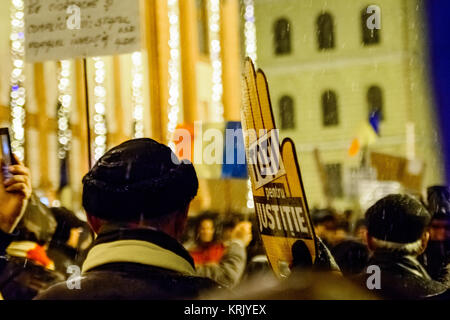 Brasov, Romania - 17 dicembre 2017: migliaia di rumeni che protestavano contro la coalizione di governo e la sua intenzione di cambiare le regole della giustizia. Foto Stock