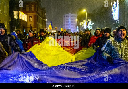 Brasov, Romania - 17 dicembre 2017: migliaia di rumeni che protestavano contro la coalizione di governo e la sua intenzione di cambiare le regole della giustizia. Foto Stock