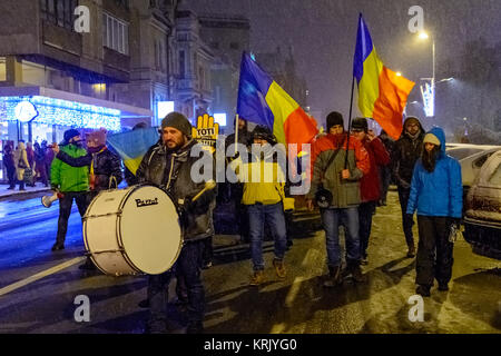 Brasov, Romania - 17 dicembre 2017: migliaia di rumeni che protestavano contro la coalizione di governo e la sua intenzione di cambiare le regole della giustizia. Foto Stock