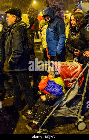 Brasov, Romania - 17 dicembre 2017: migliaia di rumeni che protestavano contro la coalizione di governo e la sua intenzione di cambiare le regole della giustizia. Foto Stock