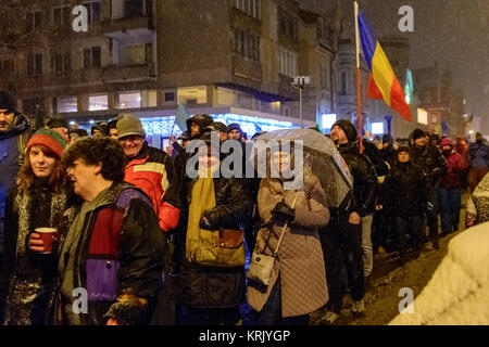 Brasov, Romania - 17 dicembre 2017: migliaia di rumeni che protestavano contro la coalizione di governo e la sua intenzione di cambiare le regole della giustizia. Foto Stock