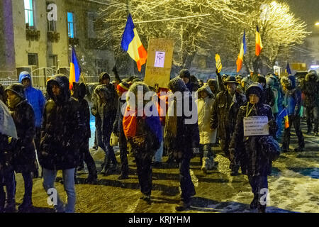 Brasov, Romania - 17 dicembre 2017: migliaia di rumeni che protestavano contro la coalizione di governo e la sua intenzione di cambiare le regole della giustizia. Foto Stock