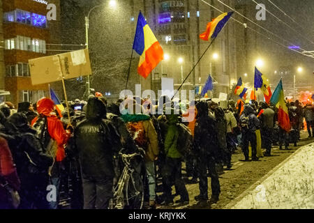 Brasov, Romania - 17 dicembre 2017: migliaia di rumeni che protestavano contro la coalizione di governo e la sua intenzione di cambiare le regole della giustizia. Foto Stock