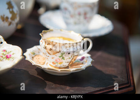 Chiudere fino a tazza di porcellana sul tavolo Foto Stock