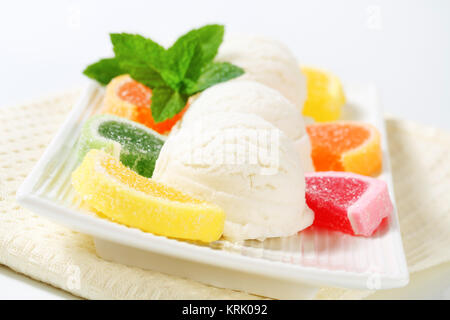 Gelato alla crema con jelly candy Foto Stock