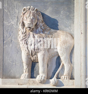 Leone in marmo sulla facciata della chiesa Foto Stock