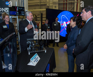 GODDARD VISITA DEL PRESIDENTE sud-coreano - 14-ott-2015 come parte della sua visita negli Stati Uniti, Presidente Parco-geun hye della Corea del Sud ha visitato NASA Goddard Space Flight Center in Greenbelt, Md. Dal 14 ottobre, 2015. La visita ha offerto l'opportunità di celebrare il passato gli sforzi di collaborazione tra l'Americano e della Corea del Sud i programmi spaziali lungo con presentazioni sugli attuali progetti e programmi in corso a Goddard. President Park Geun-hye della Corea del Sud visite NASA Goddard (22345022611) Foto Stock