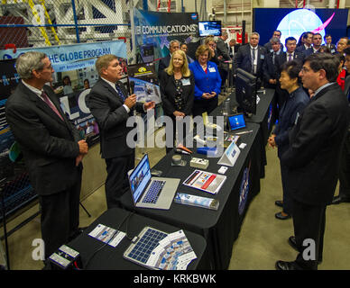 GODDARD VISITA DEL PRESIDENTE sud-coreano - 14-ott-2015 come parte della sua visita negli Stati Uniti, Presidente Parco-geun hye della Corea del Sud ha visitato NASA Goddard Space Flight Center in Greenbelt, Md. Dal 14 ottobre, 2015. La visita ha offerto l'opportunità di celebrare il passato gli sforzi di collaborazione tra l'Americano e della Corea del Sud i programmi spaziali lungo con presentazioni sugli attuali progetti e programmi in corso a Goddard. President Park Geun-hye della Corea del Sud visite NASA Goddard (21711641914) Foto Stock