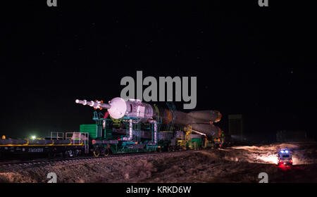 Il Soyuz TMA-19M veicolo spaziale è rotolato fuori dal treno per il lancio al cosmodromo di Baikonur Domenica, Dicembre 13, 2015 in Kazakistan. Lancio della Soyuz è prevista per dic. 15 e invierà Expedition 46 Soyuz Commander Yuri Malenchenko di l'agenzia Spaziale Federale Russa Roscosmos (), tecnico di volo Tim Kopra della NASA e tecnico di volo Tim Peake di ESA (Agenzia Spaziale Europea) alla stazione spaziale internazionale per un periodo di sei mesi di permanenza. Photo credit: (NASA/Joel Kowsky) Expedition 46 Soyuz Rollout (NHQ201512130005) Foto Stock