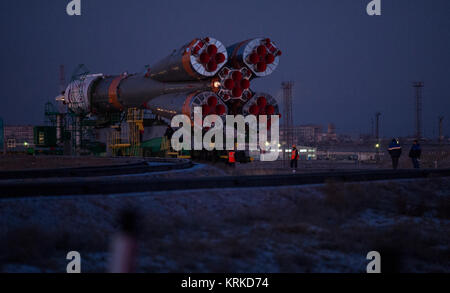 Il Soyuz TMA-19M veicolo spaziale è rotolato fuori dal treno per il lancio al cosmodromo di Baikonur Domenica, Dicembre 13, 2015 in Kazakistan. Lancio della Soyuz è prevista per dic. 15 e invierà Expedition 46 Soyuz Commander Yuri Malenchenko di l'agenzia Spaziale Federale Russa Roscosmos (), tecnico di volo Tim Kopra della NASA e tecnico di volo Tim Peake di ESA (Agenzia Spaziale Europea) alla stazione spaziale internazionale per un periodo di sei mesi di permanenza. Photo credit: (NASA/Joel Kowsky) Expedition 46 Soyuz Rollout (NHQ201512130010) Foto Stock