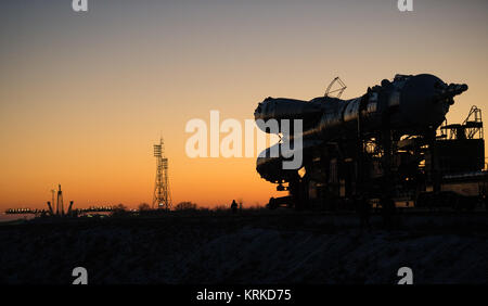 Il Soyuz TMA-19M veicolo spaziale è rotolato fuori dal treno per il lancio al cosmodromo di Baikonur Domenica, Dicembre 13, 2015 in Kazakistan. Lancio della Soyuz è prevista per dic. 15 e invierà Expedition 46 Soyuz Commander Yuri Malenchenko di l'agenzia Spaziale Federale Russa Roscosmos (), tecnico di volo Tim Kopra della NASA e tecnico di volo Tim Peake di ESA (Agenzia Spaziale Europea) alla stazione spaziale internazionale per un periodo di sei mesi di permanenza. Photo credit: (NASA/Joel Kowsky) Expedition 46 Soyuz Rollout (NHQ201512130016) Foto Stock