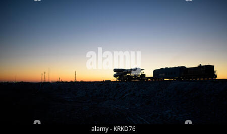 Il Soyuz TMA-19M veicolo spaziale è rotolato fuori dal treno per il lancio al cosmodromo di Baikonur Domenica, Dicembre 13, 2015 in Kazakistan. Lancio della Soyuz è prevista per dic. 15 e invierà Expedition 46 Soyuz Commander Yuri Malenchenko di l'agenzia Spaziale Federale Russa Roscosmos (), tecnico di volo Tim Kopra della NASA e tecnico di volo Tim Peake di ESA (Agenzia Spaziale Europea) alla stazione spaziale internazionale per un periodo di sei mesi di permanenza. Photo credit: (NASA/Joel Kowsky) Expedition 46 Soyuz Rollout (NHQ201512130017) Foto Stock