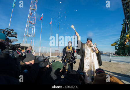 Un sacerdote ortodosso benedice i membri dei media presso il cosmodromo di Baikonur launch pad il Lunedi, Dicembre 14, 2015 in Kazakistan. Lancio della Soyuz è prevista per dic. 15 e invierà Expedition 46 Soyuz Commander Yuri Malenchenko di l'agenzia Spaziale Federale Russa Roscosmos (), tecnico di volo Tim Kopra della NASA e tecnico di volo Tim Peake di ESA (Agenzia Spaziale Europea) alla stazione spaziale internazionale per un periodo di sei mesi di permanenza. Photo credit: (NASA/Joel Kowsky) Expedition 46 Soyuz benedizione (NHQ201512140036) Foto Stock