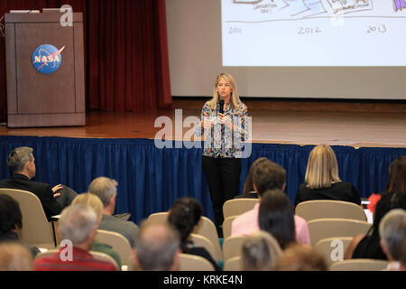 Dava Newman parla ai dipendenti e agli spettatori circa l'Agenzia Innovazione missione. Il dott. Dava Newman, NASA vice amministratore, parla di dipendenti presso la Florida spaceport durante l annuale innovazione KickStart Expo (30432356590) Foto Stock