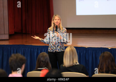 Dava Newman parla ai dipendenti e agli spettatori circa l'Agenzia Innovazione missione. Il dott. Dava Newman, NASA vice amministratore, parla di dipendenti presso la Florida spaceport durante l annuale innovazione KickStart Expo (30695875636) Foto Stock