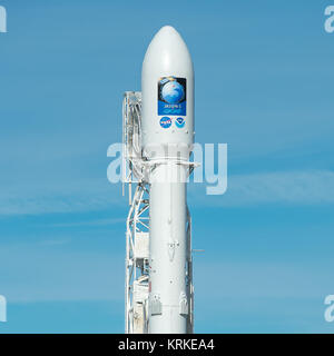La SpaceX Falcon 9 rocket è visto alla Base aerea di Vandenberg Space Launch Complex 4 est con il Jason-3 a bordo veicolo spaziale, sabato 16 gennaio, 2016 in California. Jason-3, una missione internazionale guidata dal NOAA (National Oceanic and Atmospheric Administration), aiuterà a continuare U.S.-satellite europeo misurazioni dell oceano globale i cambiamenti di altezza. Photo credit: (NASA/Bill Ingalls) Jason-3 Satellite Launch Prep (NHQ201601160002) Foto Stock