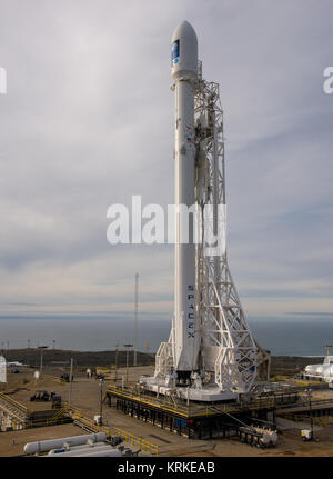 La SpaceX Falcon 9 rocket è visto alla Base aerea di Vandenberg Space Launch Complex 4 est con il Jason-3 a bordo veicolo spaziale, sabato 16 gennaio, 2016 in California. Jason-3, una missione internazionale guidata dal NOAA (National Oceanic and Atmospheric Administration), aiuterà a continuare U.S.-satellite europeo misurazioni dell oceano globale i cambiamenti di altezza. Photo credit: (NASA/Bill Ingalls) Jason-3 Satellite Launch Prep (NHQ201601160004) Foto Stock