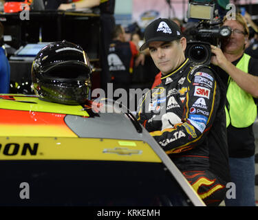 HOMESTEAD, FL - novembre 20: Jeff Gordon, driver della #24 AXALTA Chevrolet, sorge nella zona del garage durante la pratica per la NASCAR Sprint Cup Series Ford EcoBoost 400 a Homestead-Miami Speedway su Novembre 20, 2015 a Homestead, Florida. Persone: Jeff Gordon Foto Stock