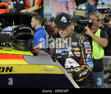 HOMESTEAD, FL - novembre 20: Jeff Gordon, driver della #24 AXALTA Chevrolet, sorge nella zona del garage durante la pratica per la NASCAR Sprint Cup Series Ford EcoBoost 400 a Homestead-Miami Speedway su Novembre 20, 2015 a Homestead, Florida. Persone: Jeff Gordon Foto Stock