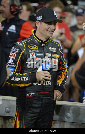 HOMESTEAD, FL - novembre 20: Jeff Gordon, driver della #24 AXALTA Chevrolet, sorge nella zona del garage durante la pratica per la NASCAR Sprint Cup Series Ford EcoBoost 400 a Homestead-Miami Speedway su Novembre 20, 2015 a Homestead, Florida. Persone: Jeff Gordon Foto Stock