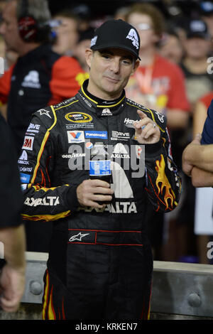 HOMESTEAD, FL - novembre 20: Jeff Gordon, driver della #24 AXALTA Chevrolet, sorge nella zona del garage durante la pratica per la NASCAR Sprint Cup Series Ford EcoBoost 400 a Homestead-Miami Speedway su Novembre 20, 2015 a Homestead, Florida. Persone: Jeff Gordon Foto Stock