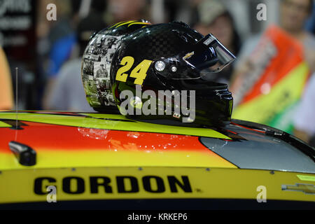 HOMESTEAD, FL - novembre 20: Jeff Gordon, driver della #24 AXALTA Chevrolet, sorge nella zona del garage durante la pratica per la NASCAR Sprint Cup Series Ford EcoBoost 400 a Homestead-Miami Speedway su Novembre 20, 2015 a Homestead, Florida. Persone: Jeff Gordon Foto Stock