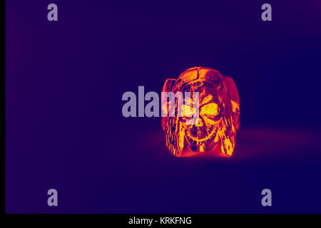 L'anello del cranio si illumina di pericolose e giallo su uno sfondo viola. Helowin Foto Stock