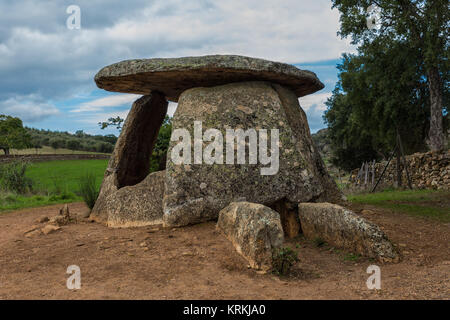 Camera con breve corridoio. Si tratta di uno dei più antichi dolmen noto a Valencia De Alcantara. Spagna. Cronologia: IV-III millennio. Foto Stock