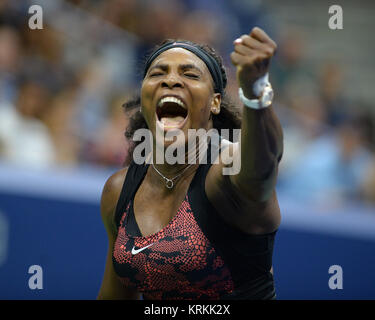 NEW YORK, NY - 04 settembre: Serena Williams il giorno cinque del 2015 US Open al USTA Billie Jean King National Tennis Center il 4 settembre 2015 nel quartiere di lavaggio del Queens borough di New York City. Persone: Serena Williams Foto Stock