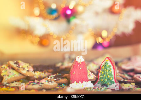 Misto di essiccazione biscotti di Natale sotto l'albero di natale,soft focus Foto Stock