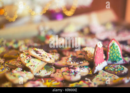 Misto di essiccazione biscotti di Natale sotto l'albero di natale,soft focus Foto Stock