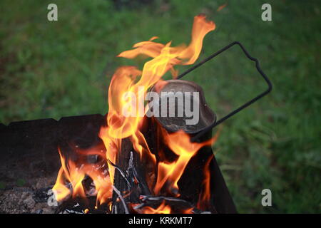 Sui carboni ardenti rimane il turista pot in cui l'acqua in ebollizione. In questa acqua turisti per fare il tè. Foto Stock