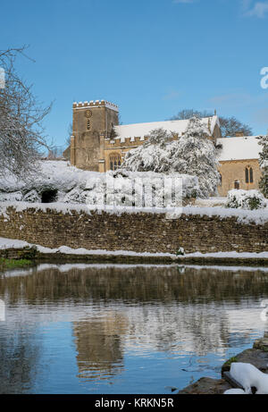 Sant'Andrea Chiesa nel villaggio di Chedworth nel dicembre neve. Chedworth, Cotswolds, Gloucestershire, Inghilterra Foto Stock