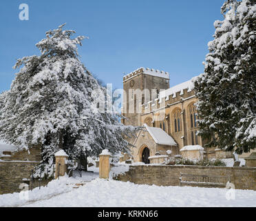 Sant'Andrea Chiesa nel villaggio di Chedworth nel dicembre neve. Chedworth, Cotswolds, Gloucestershire, Inghilterra Foto Stock