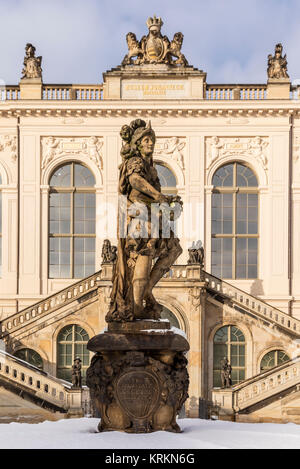 Fontana di pace di fronte alla Dresden museo dei trasporti Foto Stock