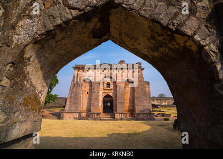 Mandu India, rovine afghano di islam unito, moschea monumento e tomba musulmana. Visualizzare attraverso lo sportello, Hindola Mahal. Foto Stock