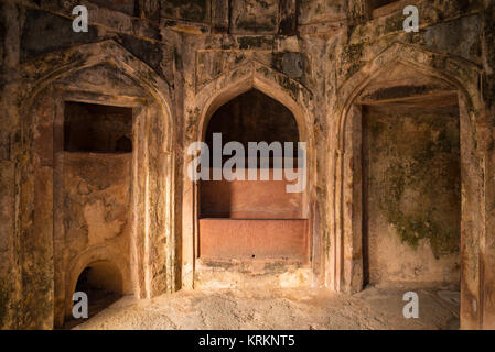 Mandu India, rovine afghano di islam unito, palazzo interno, monumento moschea musulmana e la tomba. Sunshine dalla porta nel corridoio scuro. Foto Stock