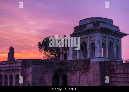 Mandu India, rovine afghano di islam unito, moschea monumento e tomba musulmana. Cielo colorato di sunrise, Ashrafi Mahal. Foto Stock