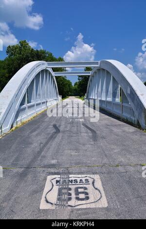 In prossimità di questa curva di arcobaleno ponte costruito nel 1923 che è rimasta solo la palude del ponte di arco sulla Route 66. Route 66 segni sono dipinte sul Foto Stock