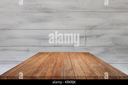 Prospettiva brown piano tavolo in legno bianco sullo sfondo della parete Foto Stock