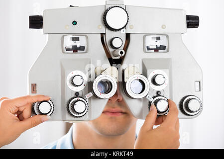 Un All'ottico optometrista Phoropter di regolazione per il paziente Foto Stock