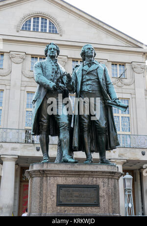 Monumento a Goethe e Schiller prima della Nazionale-teatro di Weimar Foto Stock