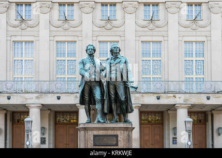 Monumento a Goethe e Schiller prima della Nazionale-teatro di Weimar Foto Stock