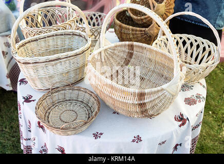 Cestini di vimini per la vendita in fiera. Foto Stock